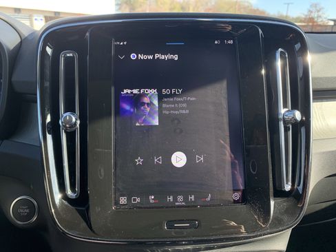 Used 2025 Volvo XC40 B5 Core image 23