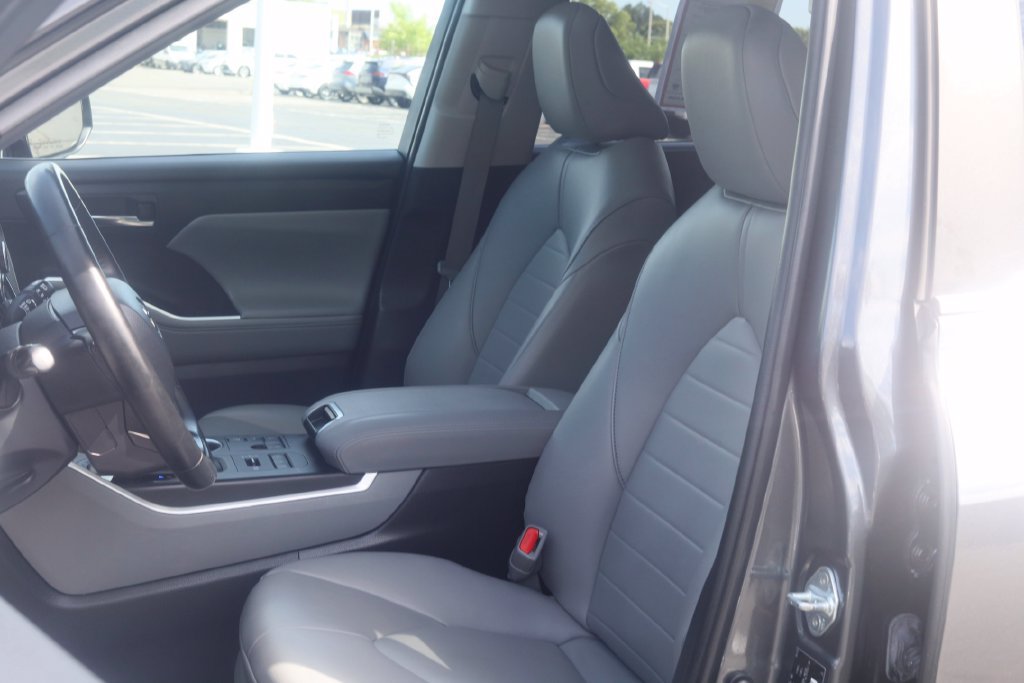 Used 2023 Toyota Highlander XLE AWD/4WD image 19