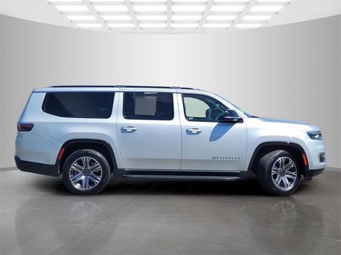 Used 2023 Jeep Wagoneer L Series II image 3