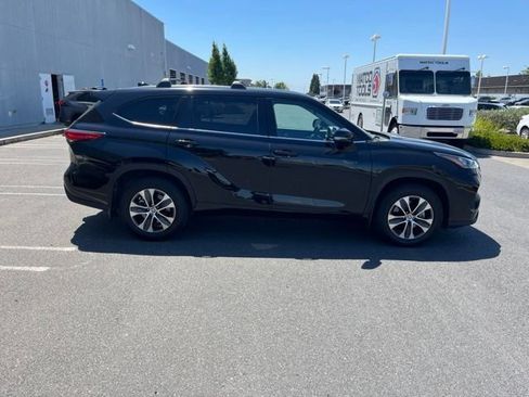 Used 2020 Toyota Highlander XLE AWD/4WD image 4