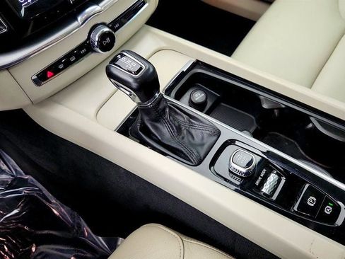 Used 2019 Volvo XC60 T5 Momentum w/ Premium Package image 16