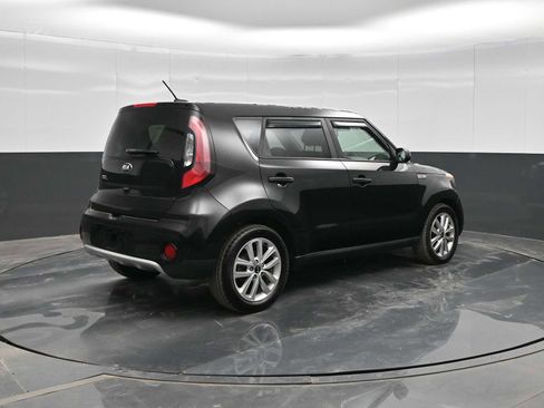 Used 2017 Kia Soul + image 8