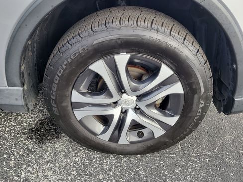 Used 2018 Toyota RAV4 LE image 10