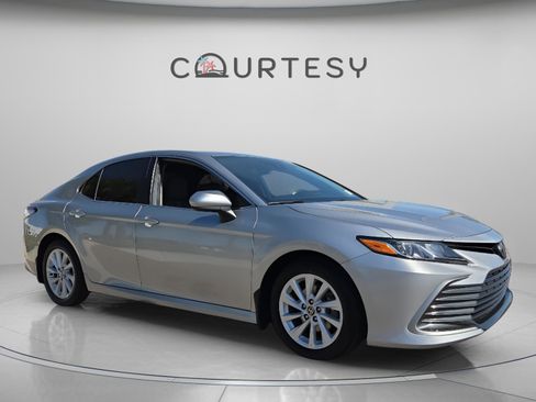 Used 2022 Toyota Camry LE image 8