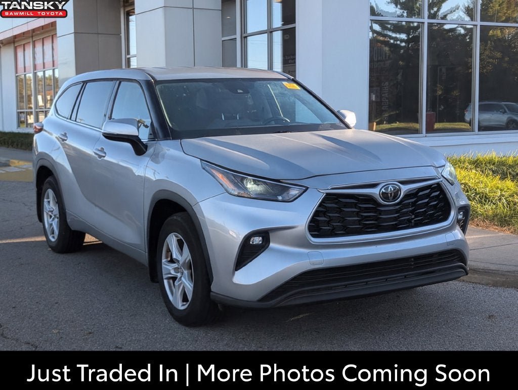 Used 2022 Toyota Highlander LE AWD/4WD image 1