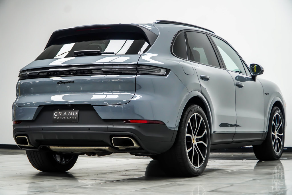 Used 2024 Porsche Cayenne AWD/4WD image 18
