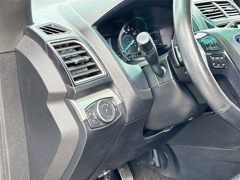 Used 2016 Ford Explorer XLT w/ Equipment Group 202A image 10