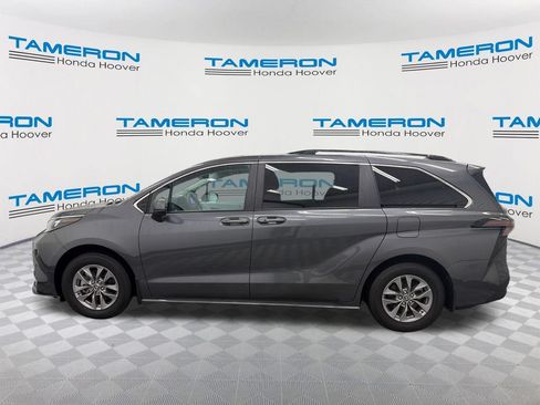 Used 2025 Toyota Sienna LE FWD image 2