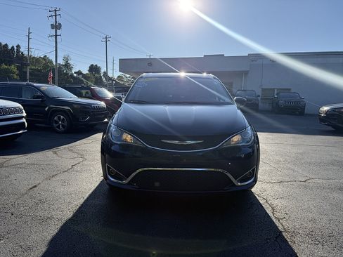 Used 2020 Chrysler Pacifica Touring FWD image 2