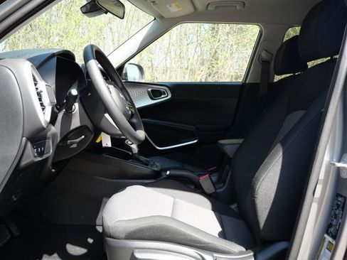 Used 2025 Kia Soul LX FWD image 13
