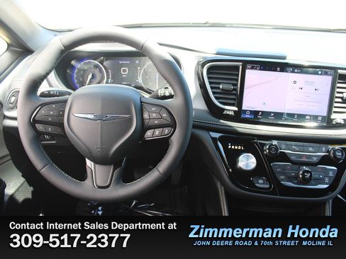 Used 2025 Chrysler Pacifica Limited FWD image 13