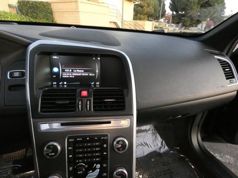 Used 2016 Volvo XC60 T6 Platinum image 51