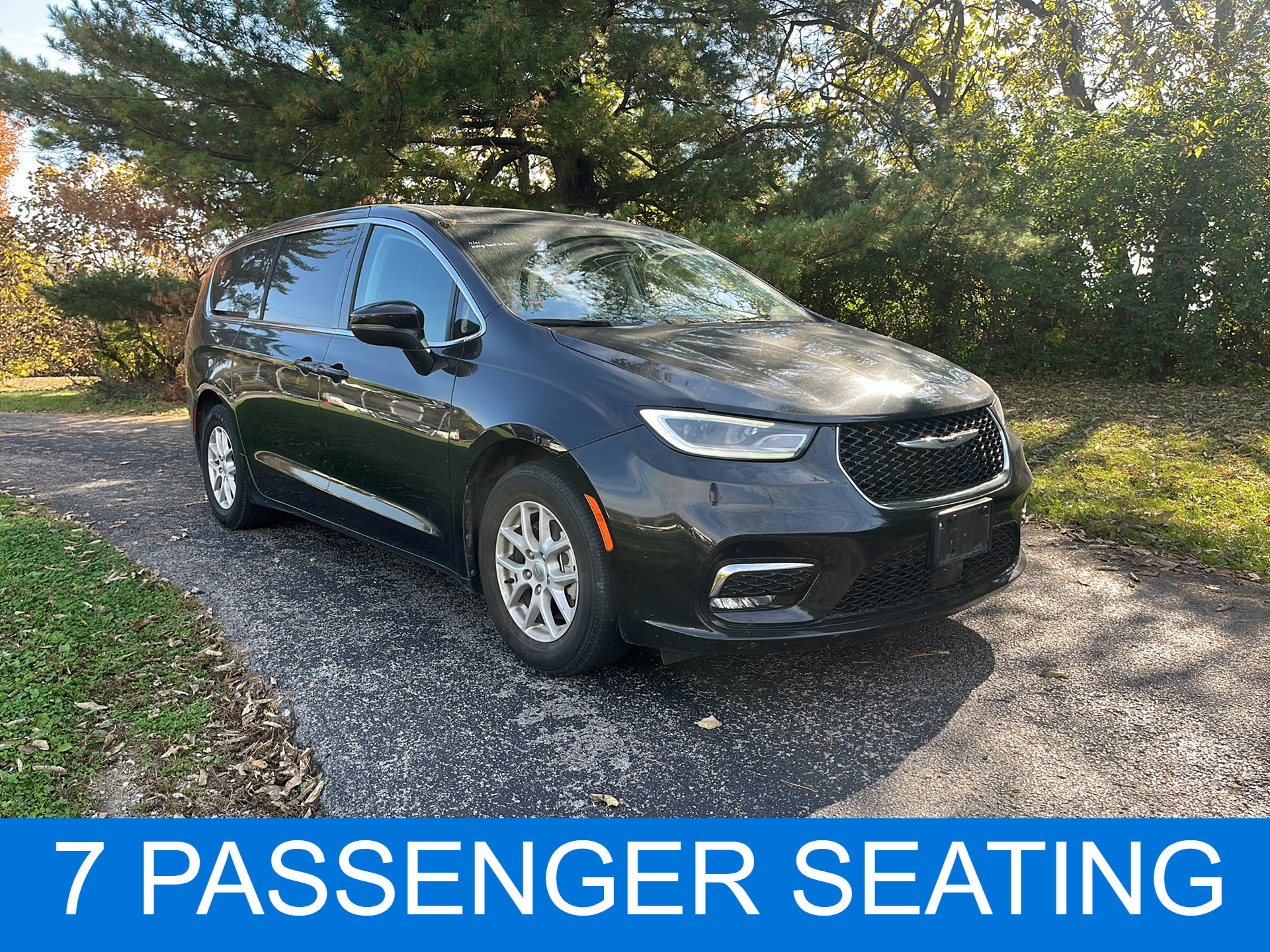 Used 2023 Chrysler Pacifica Touring-L FWD image 1