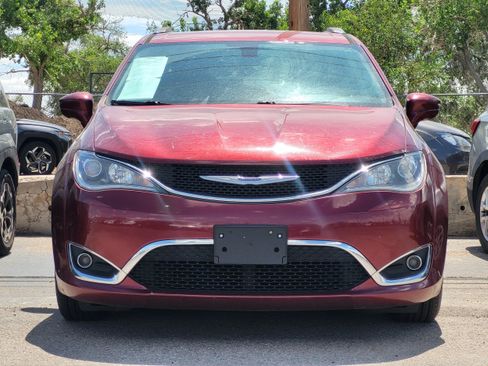 Used 2018 Chrysler Pacifica Touring-L FWD image 3
