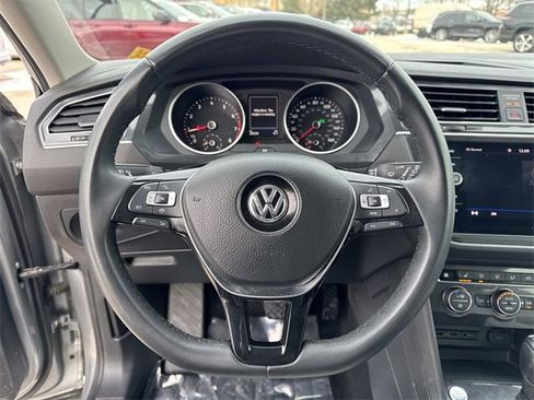 Used 2020 Volkswagen Tiguan SE w/ Panoramic Sunroof Package image 28