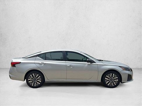 Used 2025 Nissan Altima 2.5 SV FWD image 4