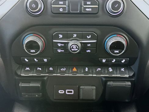 Used 2022 Chevrolet Silverado 1500 LTZ w/ LTZ Premium Package AWD/4WD image 18