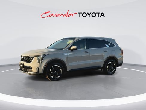 Used 2025 Kia Sorento S w/ Panoramic Sunroof Package FWD image 4