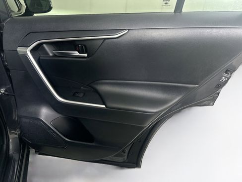 Used 2019 Toyota RAV4 XLE Premium image 31