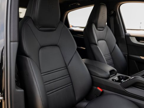 Certified 2025 Porsche Cayenne Coupe image 29