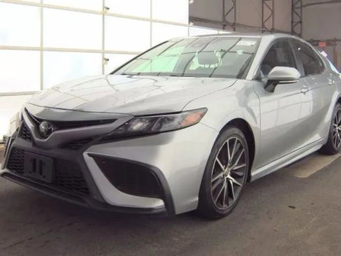 Used 2022 Toyota Camry SE FWD image 1
