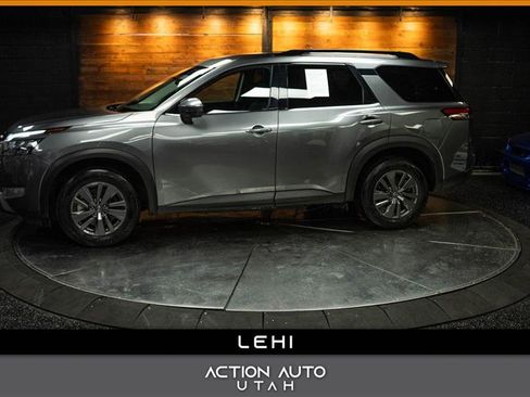 Used 2024 Nissan Pathfinder SV image 1