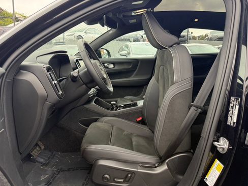 Used 2023 Volvo C40 P8 Recharge Ultimate image 11