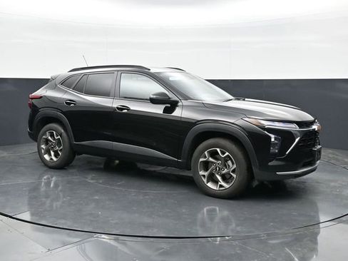 Used 2025 Chevrolet Trax LT w/ LT Convenience Package FWD image 3