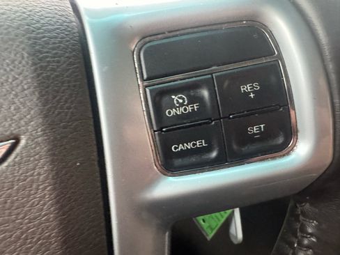 Used 2014 Chrysler Town & Country Touring image 17