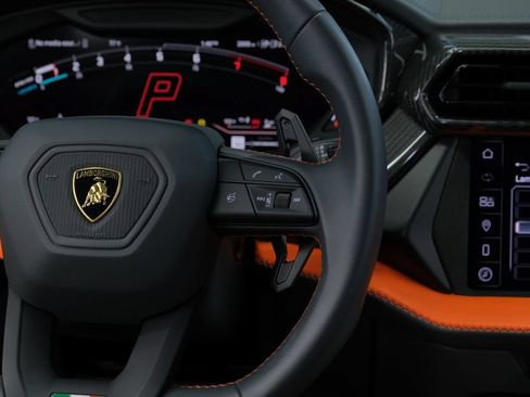 Used 2025 Lamborghini Urus SE AWD/4WD image 68