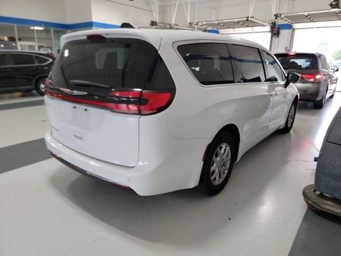 Used 2024 Chrysler Pacifica Touring-L FWD image 5