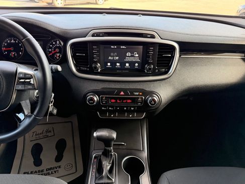 Used 2019 Kia Sorento L w/ LX Convenience Package image 25