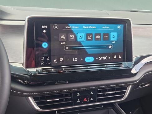 Used 2025 Volkswagen Atlas Cross Sport SE FWD image 17
