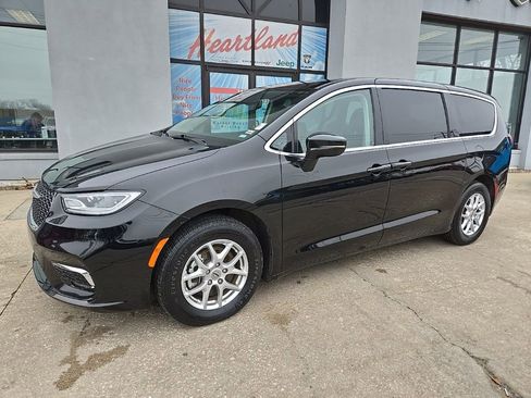 Used 2024 Chrysler Pacifica Touring-L image 3