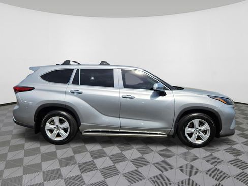 Used 2023 Toyota Highlander LE AWD/4WD image 6