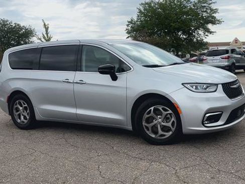 Used 2024 Chrysler Pacifica Limited FWD image 2