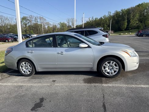 Used 2010 Nissan Altima 2.5 S FWD image 2