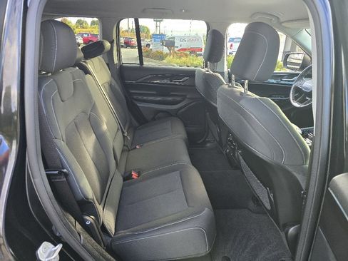 Used 2023 Jeep Grand Cherokee Laredo image 13