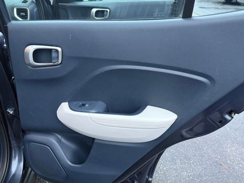 Used 2020 Hyundai Venue image 21