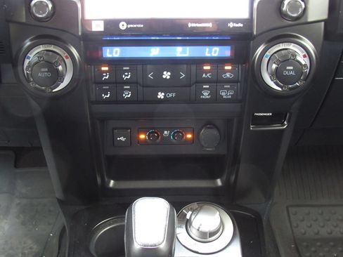 Used 2022 Toyota 4Runner Limited AWD/4WD image 30