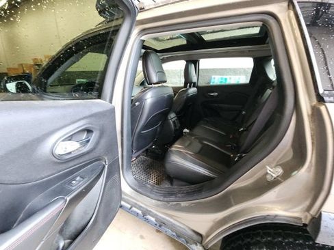 Used 2021 Jeep Cherokee Trailhawk w/ Sun, Sound & Nav Group AWD/4WD image 19