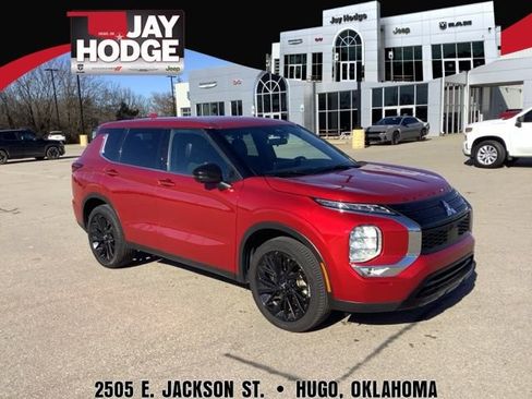 Used 2023 Mitsubishi Outlander SE image 1