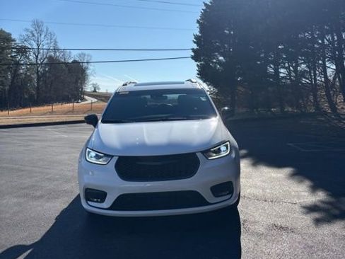 Used 2024 Chrysler Pacifica Limited w/ S Appearance Package image 3