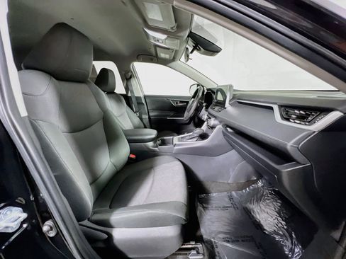 Used 2025 Toyota RAV4 XLE FWD image 30