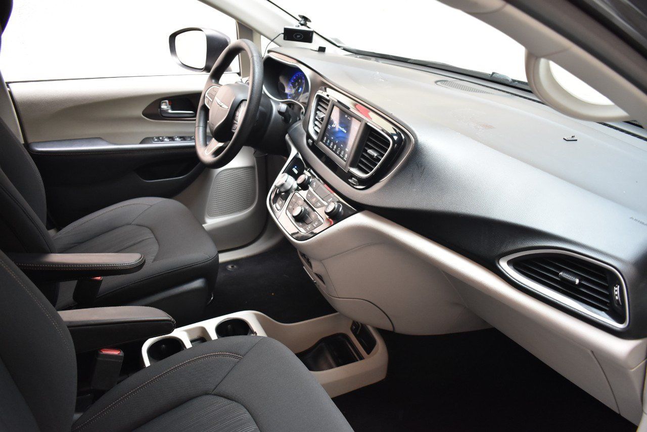 Used 2019 Chrysler Pacifica L FWD image 21