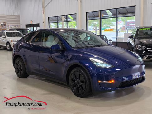 Used 2024 Tesla Model Y Long Range AWD/4WD image 1