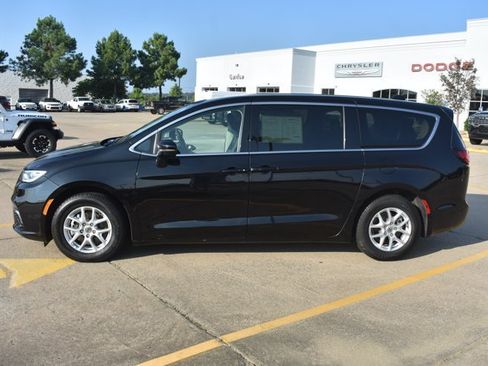 Used 2024 Chrysler Pacifica Touring-L FWD image 9