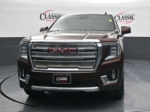 Used 2023 GMC Yukon XL SLT w/ SLT Luxury Package image 4