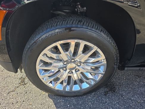 Used 2025 Chevrolet Suburban High Country image 9
