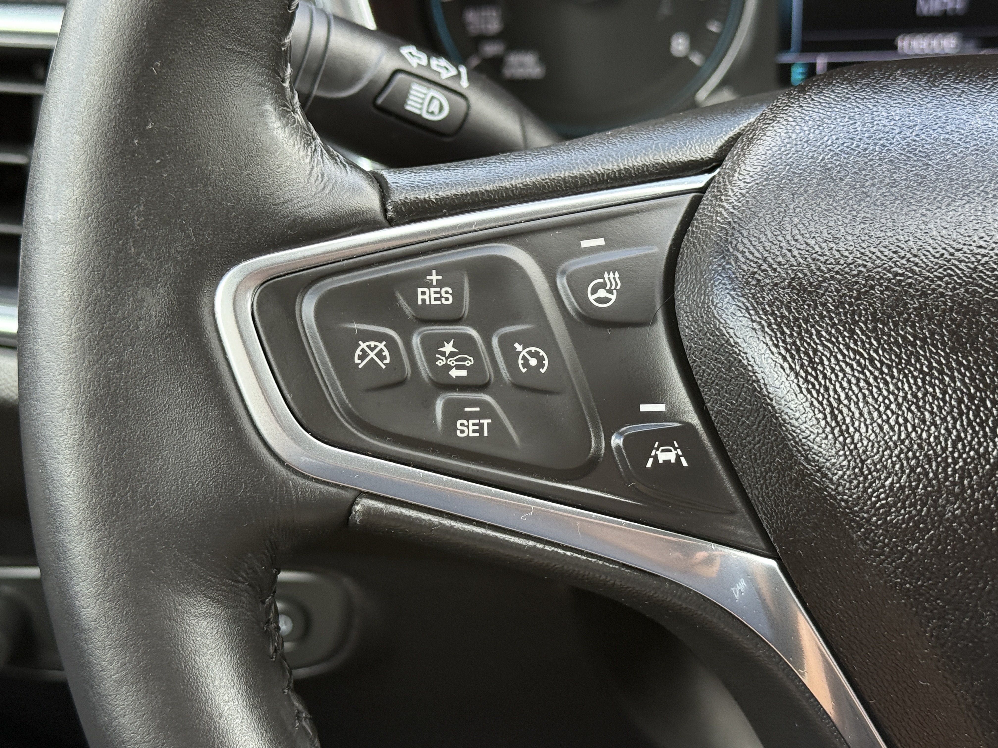 Used 2018 Chevrolet Equinox Premier FWD image 16